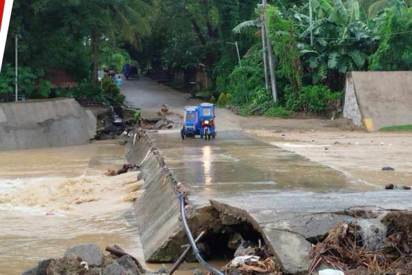 Ilang spillway sa Balatan, Camarines Sur, umaapaw pa rin pero passable ...