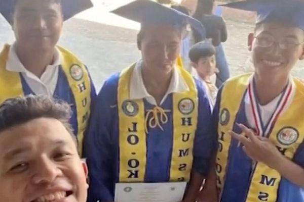 58-anyos na ina, kasabay na nagtapos ng high school ang anak