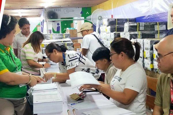 Checking and verifying ng mga balota, isinagawa na sa Naga City ...