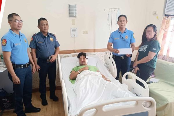 Brigada Financial Dalawang nasaksak na pulis sa Naga, binigyan ng financial assistance ...