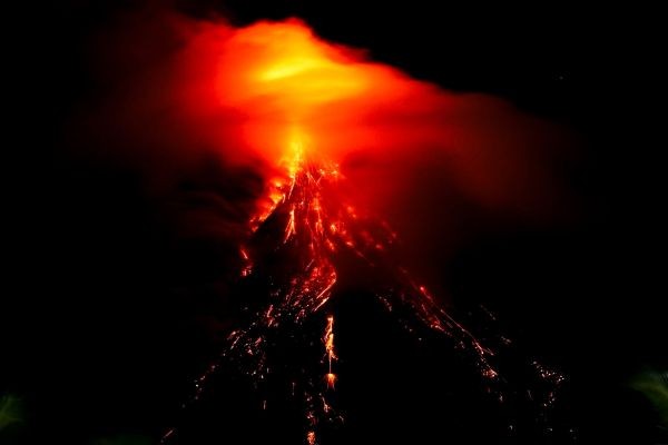 Mga turista, dagsa Albay sa kabila ng pag-alburoto ng Bulkang Mayon ...