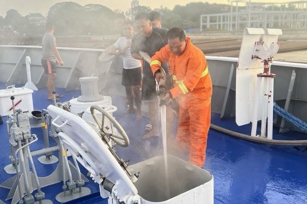 Bahagi ng BRP Cape Engaño, nasunog habang nakadaong sa Puerto Princesa ...