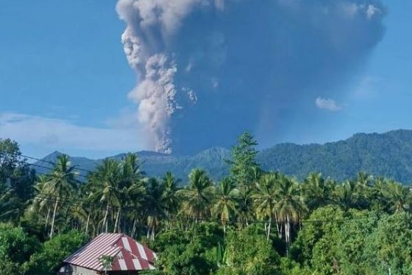 Tatlong hikers, nasawi sa pagsabog ng bulkan sa Indonesia