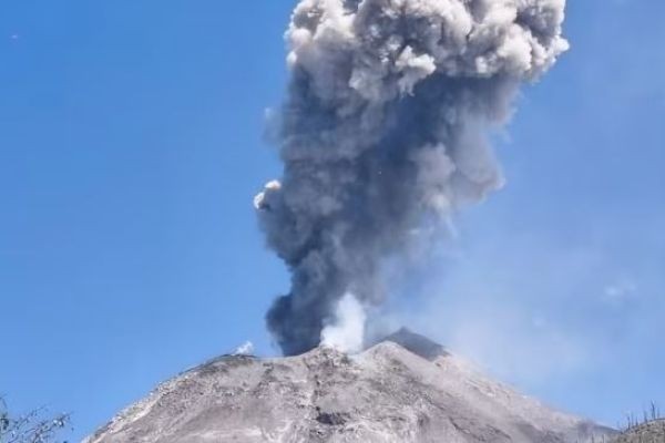 Ilang lokal na paliparan sa Indonesia, isinara kasunod ng pagputok ng isang bulkan