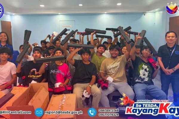 STEP graduates sa Zambales nakatanggap ng Starter kits mula sa TESDA