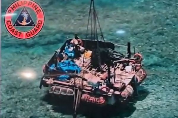 Pilipinas, inutusan ang China na alisin ang 'floating platform' sa Bajo de Masinloc