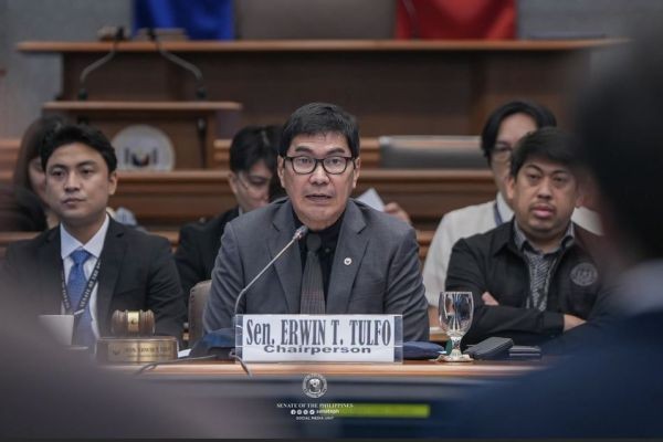 Sen. Erwin, naghain na ng kasong libel laban sa ilang miyembro ng 18 maleta boys