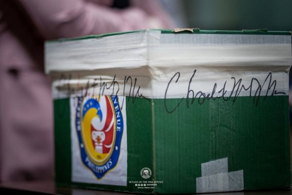 House prosecution team, kinuwestyon ang hiling ng defense na daanin sa "executive session" ang pagbubukas ng sealed BIR box