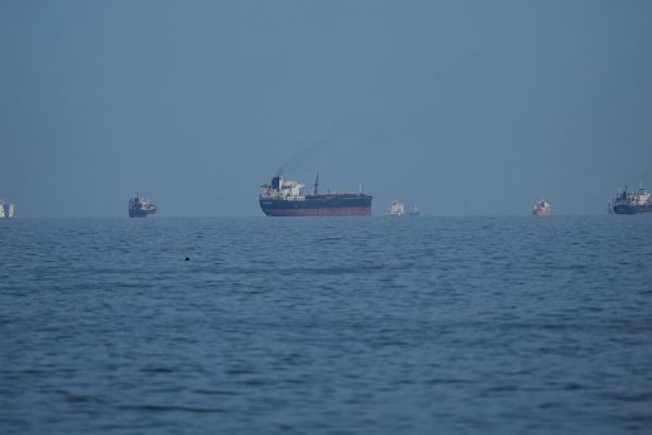Strait of Hormuz, muling bubuksan sa Biyernes