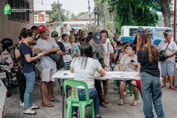 Halos 1K na mga magsasaka sa Camalig, Albay, nabigyan ng hybrid rice seeds