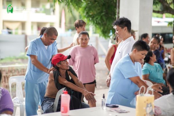 LGBT members sa Camalig, Albay, naglunsar nin outreach activity para sa Mayon evacuees